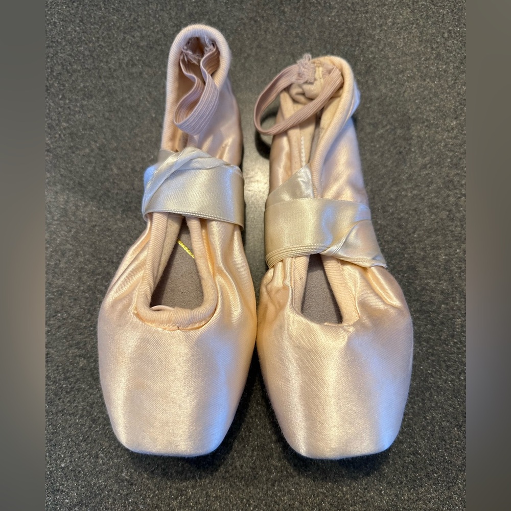 Leo’s Ballet Pointe Shoes in Pale Pink Satin lightly used 3C ballet shoes